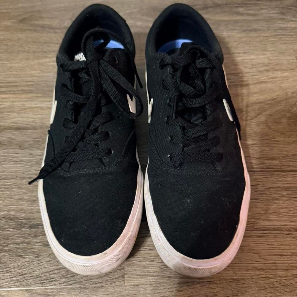 Nike sb black and white skate shoe